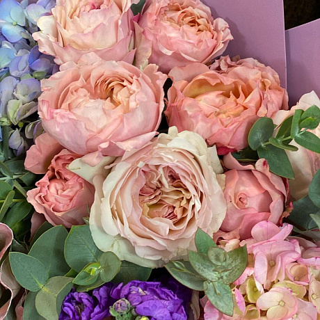 Букет из пионовидных роз, гортензии и брассики - Фото 3