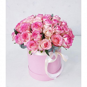 Композиция цветов в коробке "Джумилия" из розовых роз