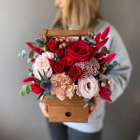 Ящик с конфетами и цветами натуральный