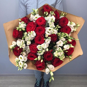 Красные розы и эустома