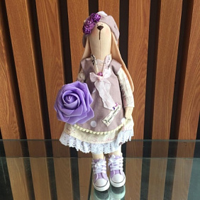 Зайчиха с розой