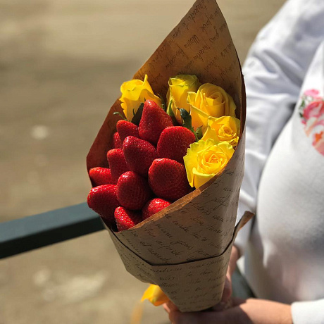 Букет комплимент. Жёлтая Роза. Клубника. N436 - Фото 6