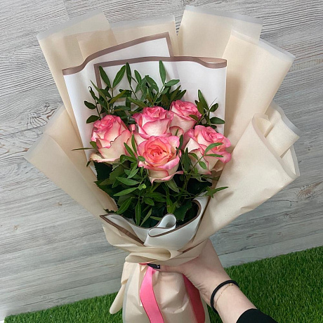 Букет из 5 роз Джумилия с зеленью - Фото 4