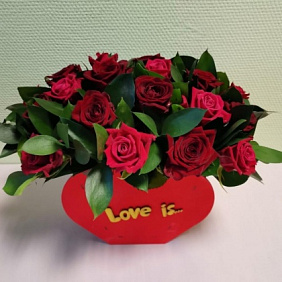 Розы в коробке "Love is..."