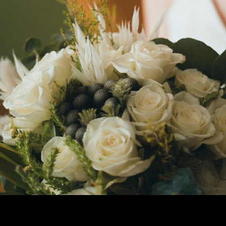 Свадебный букет из кустовых роз - Фото 6