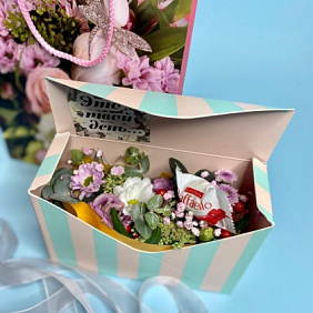 Композиция цветов в коробочке с сюрпризом