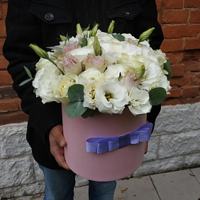 Цветы в авторской шляпной коробке "Нежность улыбки"