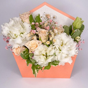 Персиковая коробочка с цветами