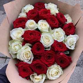 29 роз микс белые и красные