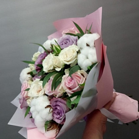 Букет из роз и нежного хлопка