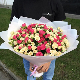 35 кустовых роз в дизайнерской пленке