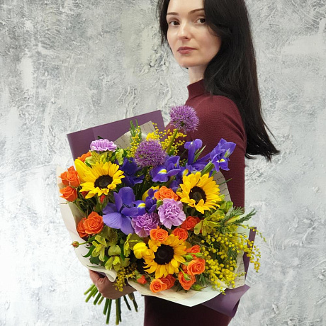 Шикарный букет с подсолнухами, анемонами и розами  Уральские самоцветы - Фото 2