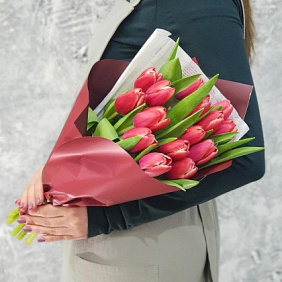 Букет из 15 тюльпанов в дизайнерской упаковке