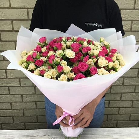 35 кустовых роз в дизайнерской пленке - Фото 5