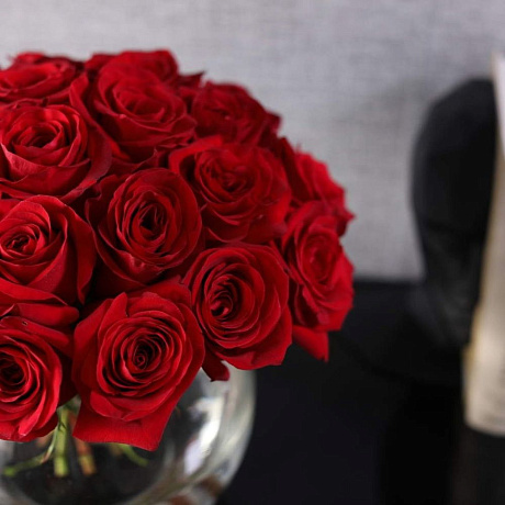 Букет из 25 роз Freedom в вазе - Фото 3