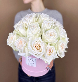 Белые пионовидные розы в шляпной коробке