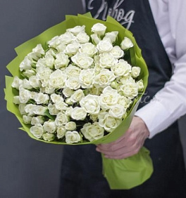 Букет 25 белых кустовых роз