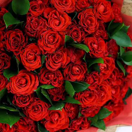 Букет из 51 алой розы с рускусом (50 см). N887 - Фото 6