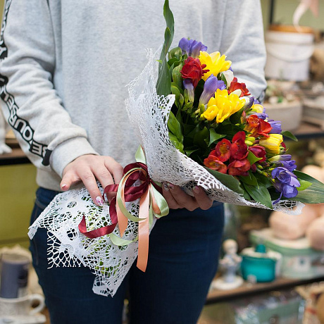 Букет из фрезий Радуга весной - Фото 3
