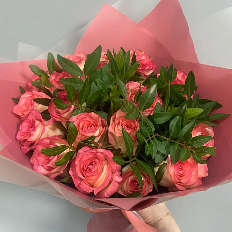 Букет из 19 роз Джумилия с зеленью - Фото 2