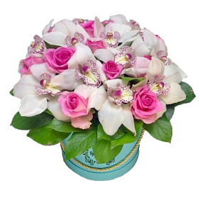 Композиция Сердцеедка из роз и орхидей в шляпной коробке
