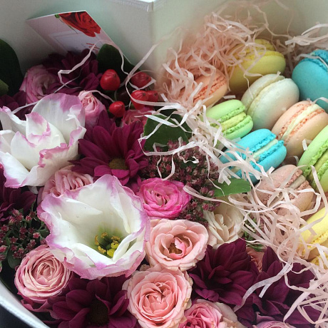 Коробка с цветами и макаруни N1 - Фото 2