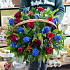 Корзина из красных роз и синих гиацинтов - Фото 2