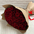 51 красная роза  в крафте с атласной лентой - Фото 6