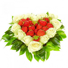 Букет Сердце из 15 белых роз с клубникой