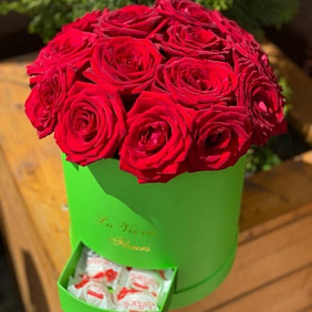 Розы в коробке №181
