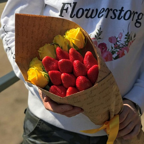 Букет комплимент. Жёлтая Роза. Клубника. N436