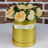 Шляпная коробка из 11 кремовых роз с зеленью. N836 - Фото 4