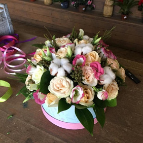 коробка с цветами "приятный сюрприз"