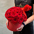 Композиция из красных роз с вязаным сердцем «Романтика» - Фото 2