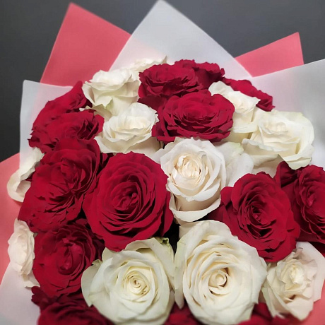 Букет 25 роз микс красная и белая роза - Фото 6