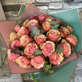 29 пионовидных роз