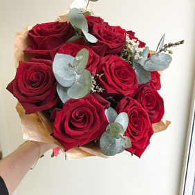 Букет из 11 роз и эвкалипта