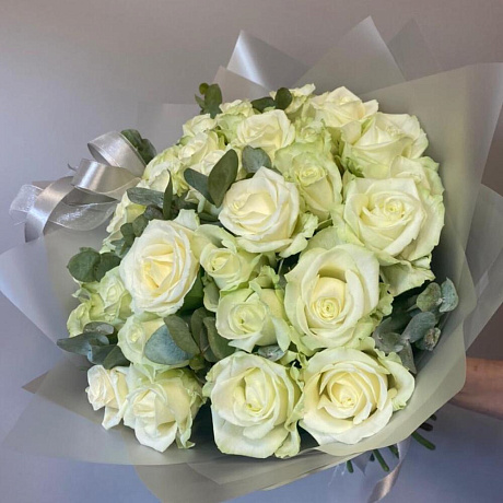Букет из 29 белых роз с эвкалиптом - Фото 2