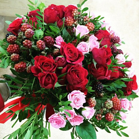 Букет цветов "Розовая Ягода"