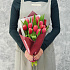 Букет из 15 тюльпанов в дизайнерской упаковке - Фото 2