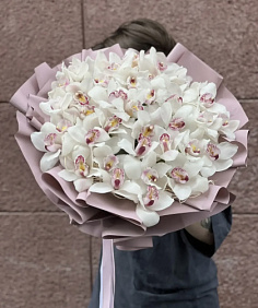 Букет из 37 белых орхидей