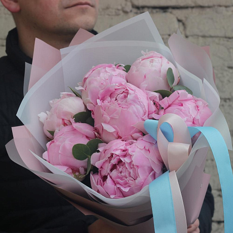 7 розовых пионов с эвкалиптом - Фото 4