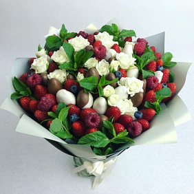 Букет "Ягодно-цветочный микс"