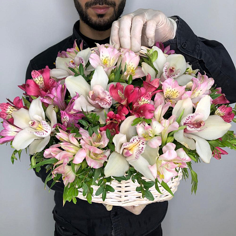 Эстетичный внешний вид корзины с свежими цветами орхидеи и альстромерии - Фото 2