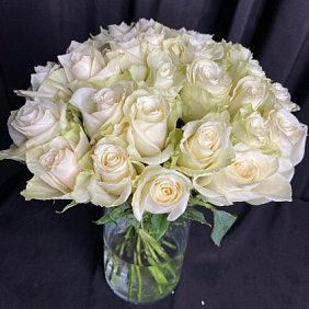 25 белых роз букетик