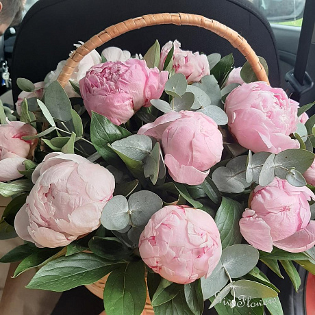 Корзина из 15 розовых пионов - Фото 3