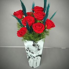 Красные розы в стильной коробочке