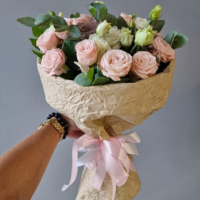 Сборный букет с пионовидной розой, эустомой и эвкалиптом