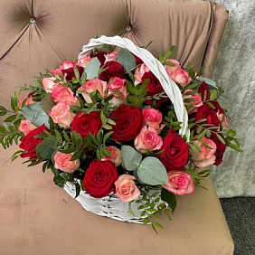 Корзина с 49 розами и зеленью