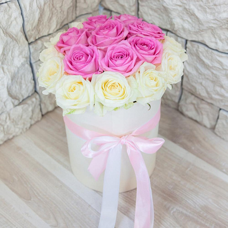 Коробка из 19 белых и розовых роз - Фото 2